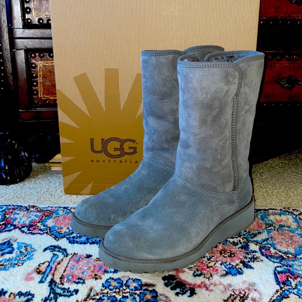 Lightly worn UGG boots- Style Amie- size 7.5